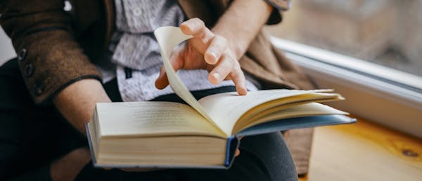educazione intergenerazionale: giovani lettrici entrano nelle case di riposo